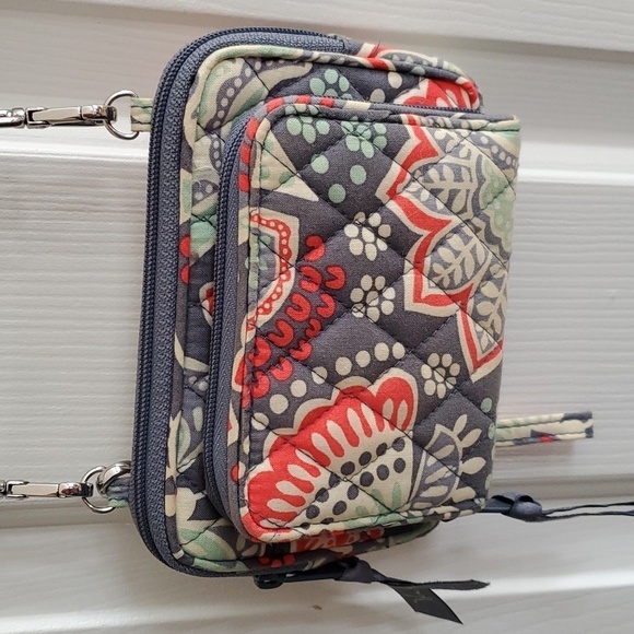 Vera Bradley All in One Crossbody Bag/ wristlet in Nomadic Floral - Picture 5 of 9